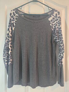 Acting Pro Los Angeles Women's XL Gray Leopard Print Raglan Long Sleeve Top